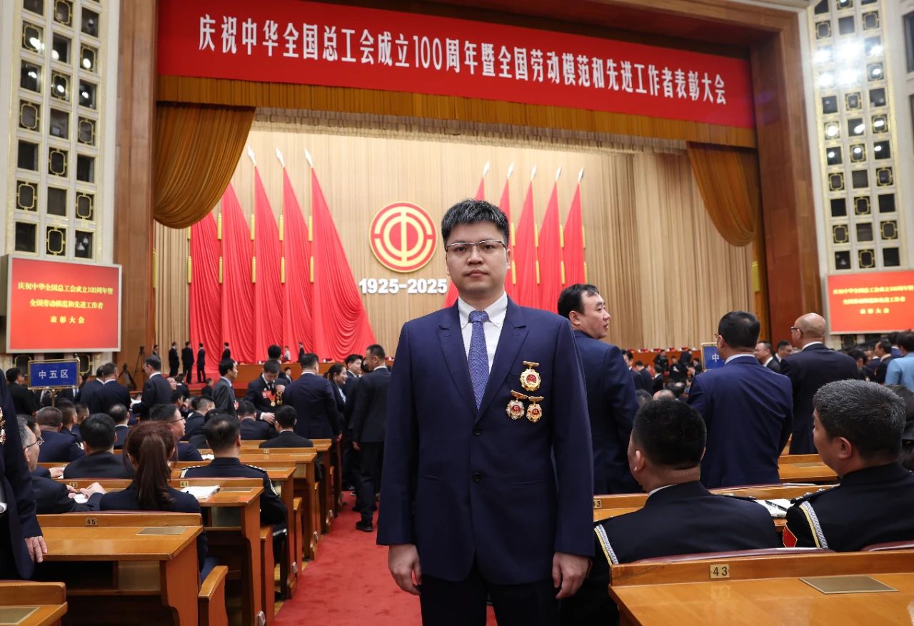 崔巍在人民大會堂接受“全國勞動模范”榮譽表彰！